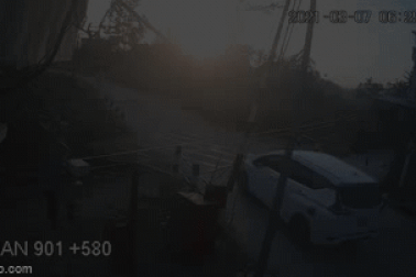 Thanh chắn đường sắt không hạ khi tàu đến khiến ô tô 7 chỗ gặp nạn