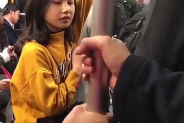 Phản ứng của những người độc thân khi nhìn thấy những màn thể hiện tình cảm trước mặt mình