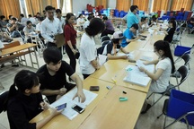 Phụ huynh, sỹ tử "chạy đua nước rút" xét tuyển ĐH, CĐ