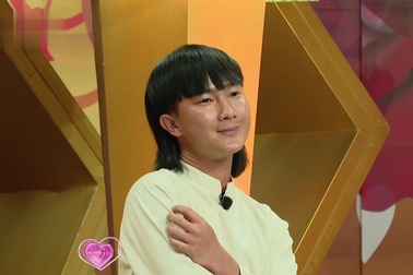 Nam thợ ảnh bị nghi ngờ giới tính, phải "gồng" khi đi với vợ trẻ