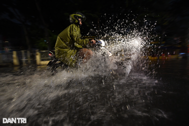 "Khu nhà giàu" Thảo Điền lại ngập sâu sau mưa lớn