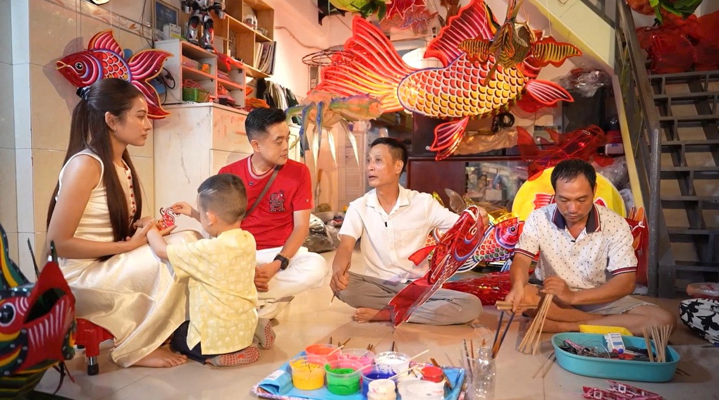 Gia đình nghệ sĩ Dương Khắc Linh và Trung Ruồi đi tìm những “Sứ giả Trung Thu” - 1 Gia đình nghệ sĩ Dương Khắc Linh và Trung Ruồi đi tìm những “Sứ giả Trung Thu” - 1