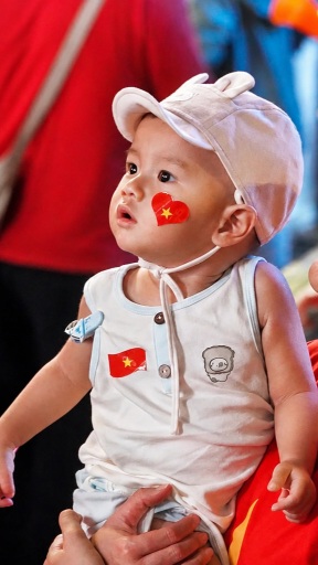CĐV nhí ở TPHCM theo cha mẹ "tiếp lửa" đội tuyển Việt Nam