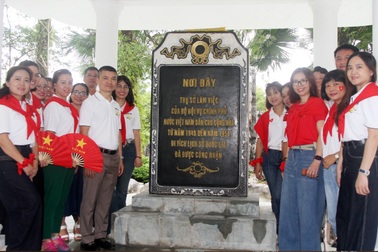 Cán bộ, phóng viên báo Dân trí về nguồn thăm Khu di tích lịch sử Tân Trào