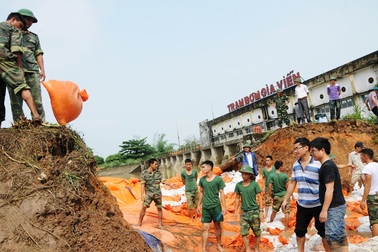 Hơn 700 chiến sĩ giải cứu "át chủ bài" tiêu úng vùng Gia Viễn