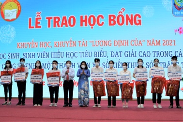 Trao hơn một tỷ đồng học bổng cho học sinh, sinh viên hiếu học tiêu biểu