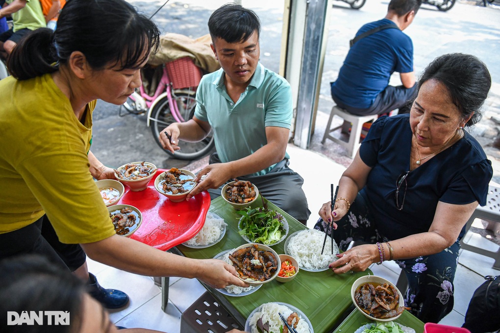 Hanoi's bun cha restaurant sells vermicelli noodles every day, American chefs praise it as delicious - 9