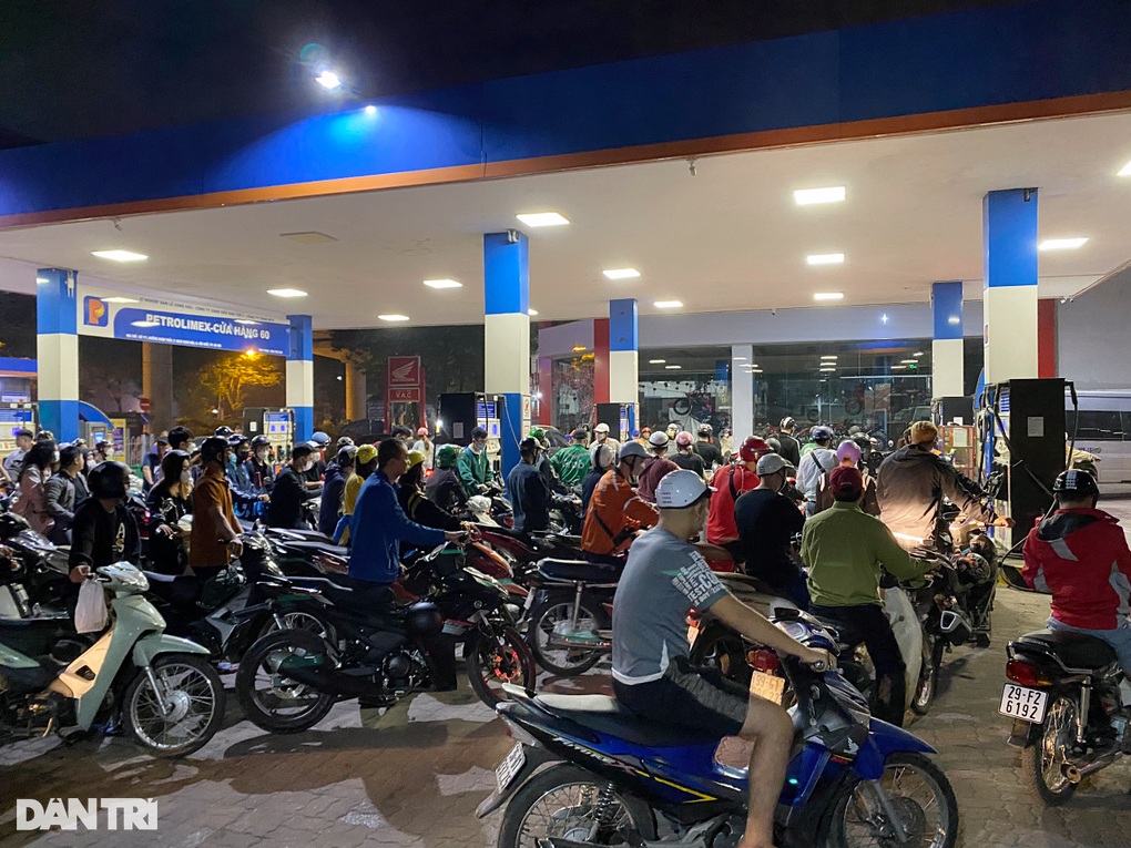 Chàng trai Hà Nội xách can đi xa 60km mua xăng về đổ cho xe máy - 1 Chàng trai Hà Nội xách can đi xa 60km mua xăng về đổ cho xe máy - 1
