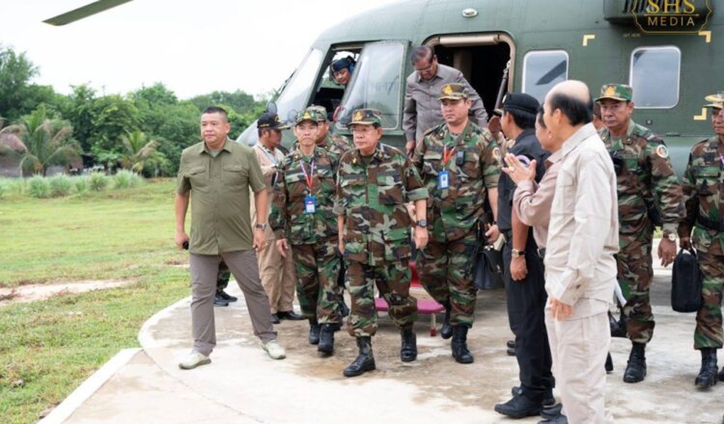 Ông Hun Sen thị sát lực lượng quân đội gần biên giới Thái Lan - 1 Ông Hun Sen thị sát lực lượng quân đội gần biên giới Thái Lan - 1