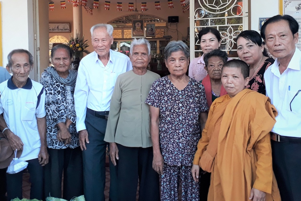Cụ ông gần 100 tuổi mê từ thiện, người dân gọi là Ông Bụt - 3 Cụ ông gần 100 tuổi mê từ thiện, người dân gọi là Ông Bụt - 3