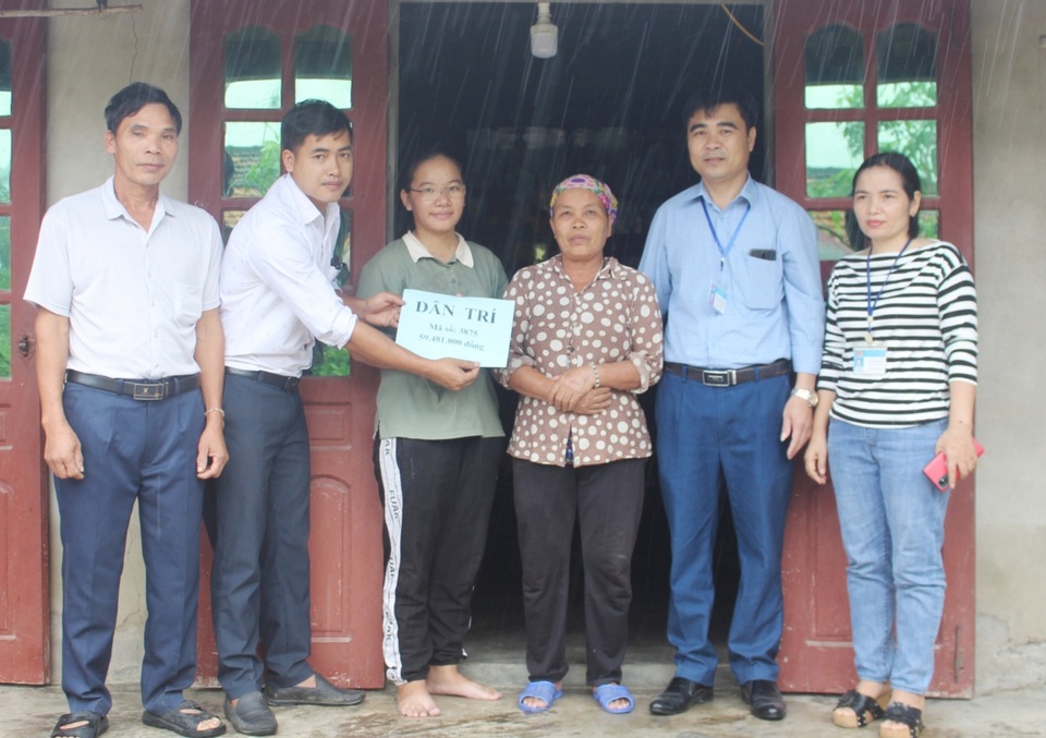 Cô gái u máu, chăm mẹ ung thư được bạn đọc ủng hộ gần 60 triệu đồng - 1 Cô gái u máu, chăm mẹ ung thư được bạn đọc ủng hộ gần 60 triệu đồng - 1