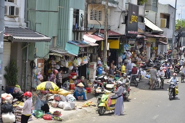 Vỉa hè như mảnh đất vàng, sơ hở là có người vào “chiếm”