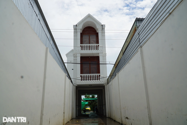 Độc đáo ngôi nhà "bỏ tầng 1 làm lối vào chợ" cho bà con ở Cần Thơ