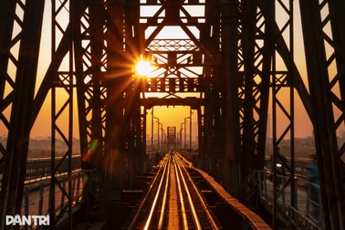 Nắng vàng như rót mật trong ánh hoàng hôn những ngày đầu đông ở Hà Nội