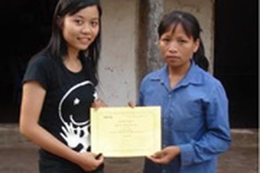 Trao tiền ủng hộ của bạn đọc tới cậu bé “ngoài hành tinh”