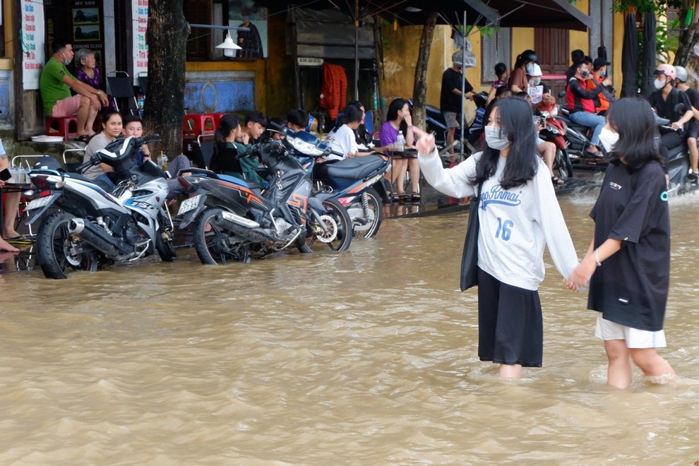 Mưa lớn kéo dài, nước dâng ngập nhiều nơi - 9 Mưa lớn kéo dài, nước dâng ngập nhiều nơi - 9