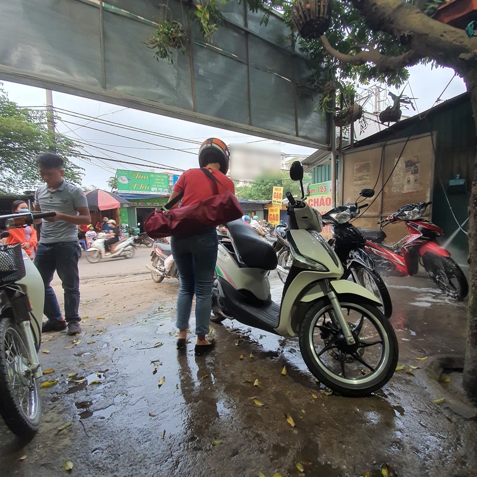 Hà Nội: Tiểu thương vẫn âm thầm mưu sinh trong các con phố nhỏ - 5 Hà Nội: Tiểu thương vẫn âm thầm mưu sinh trong các con phố nhỏ - 5