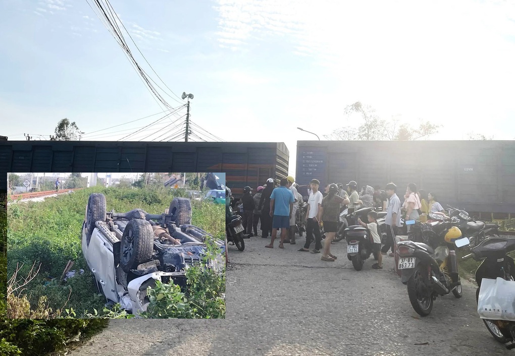 Ô tô lật ngửa dưới ruộng sau cú va chạm với tàu hỏa - 1 Ô tô lật ngửa dưới ruộng sau cú va chạm với tàu hỏa - 1