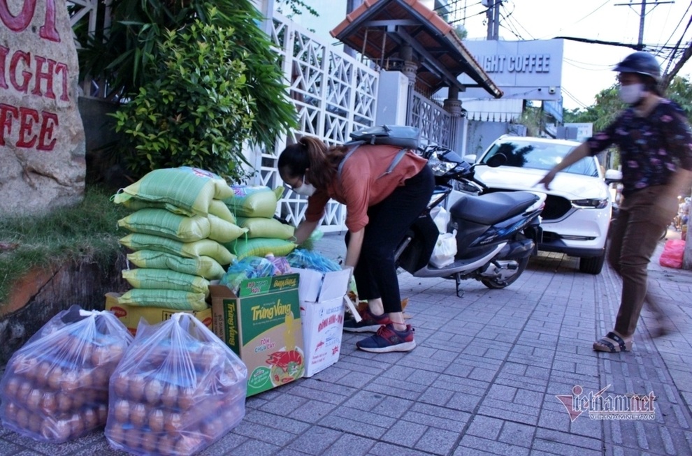 Tan làm, nhịn đói đến hẻm nhỏ Sài Gòn tặng quà: Còn rất nhiều người khổ - 2 Tan làm, nhịn đói đến hẻm nhỏ Sài Gòn tặng quà: Còn rất nhiều người khổ - 2