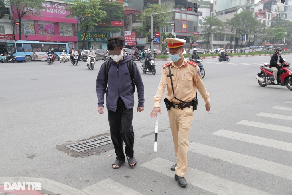 Phố nhà tôi không có vạch kẻ cho người đi bộ, sang đường thế nào? - 1 Phố nhà tôi không có vạch kẻ cho người đi bộ, sang đường thế nào? - 1
