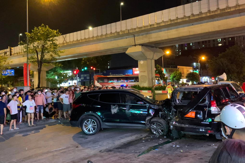Hà Nội: Tạm giữ một tài xế trong vụ 4 ô tô tông loạt xe máy - 2 Hà Nội: Tạm giữ một tài xế trong vụ 4 ô tô tông loạt xe máy - 2
