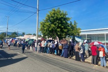 Xếp hàng mua nhà ở xã hội: Người dân lo ngại chen lấn, cãi vã để giữ chỗ