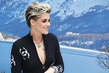 Kristen Stewart nổi bật trong show của Chanel, người mẫu rơi lệ trên sàn catwalk