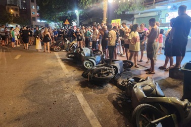 Bắc Ninh: Ô tô đâm hàng loạt xe máy trong đêm, 2 người bị thương
