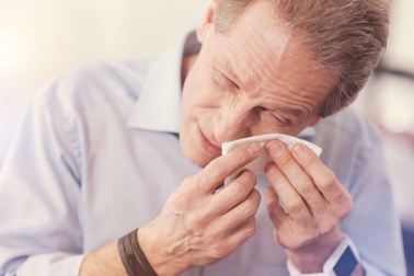 Phải làm gì khi bị dị vật rơi vào mắt?