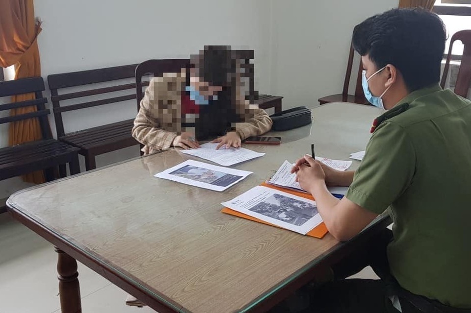 Đăng clip xúc phạm công an, người phụ nữ bị phạt 15 triệu đồng - 1