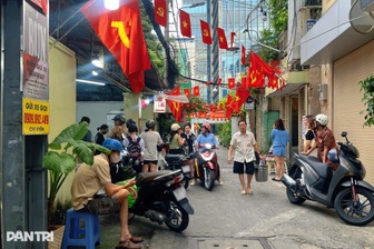 Quán cháo 34 năm tuổi ở TPHCM: Khách xếp hàng dài, đợi 30 phút mới có ăn