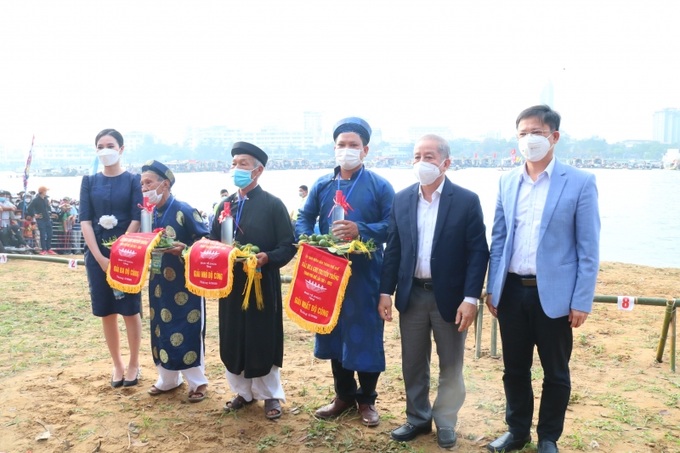 Lãnh đạo Tỉnh uỷ, UBND tỉnh Thừa Thiên Huế và đại diện đơn vị tài trợ trao các giải thưởng Nhất, Nhì, Ba cho các đội đua giành giải ở độ Cúng