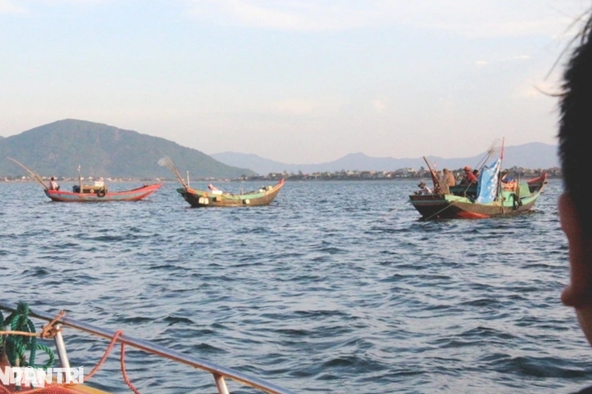 Theo chân ngư dân đi câu loại hải sản ngon nức tiếng - 1 Theo chân ngư dân đi câu loại hải sản ngon nức tiếng - 1