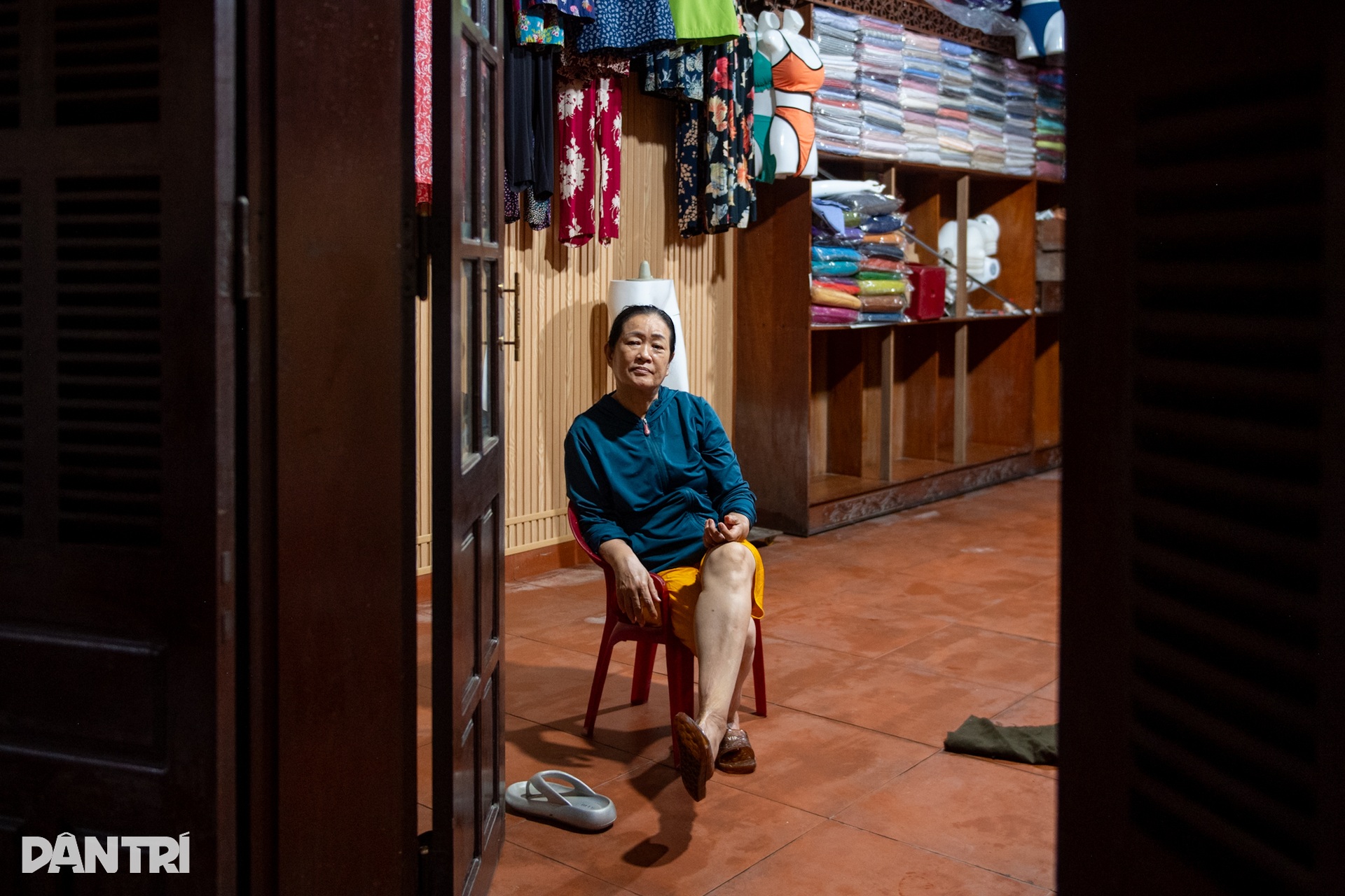 호이안 고대 도시는 13-9호 폭풍 전 이상할 정도로 조용했습니다. Phố cổ Hội An vắng lặng lạ thường trước bão số 13 - 9