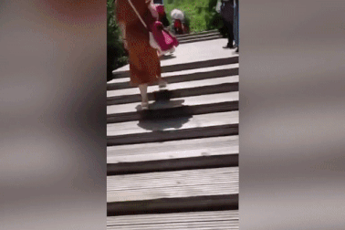 Du khách "giận cá chém thớt" sau khi cãi nhau với chồng