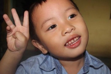 Kinh ngạc cậu bé 3 tuổi đọc báo, hát karaoke như người lớn