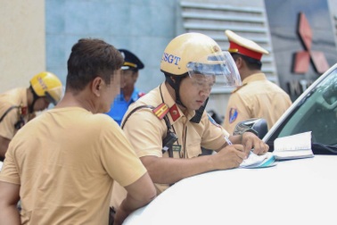 CSGT lập biên bản xử phạt xe dù, bến cóc ở TPHCM