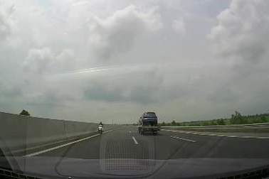 Phụ nữ điều khiển xe máy đi ngược chiều trên cao tốc Hà Nội - Hải Phòng
