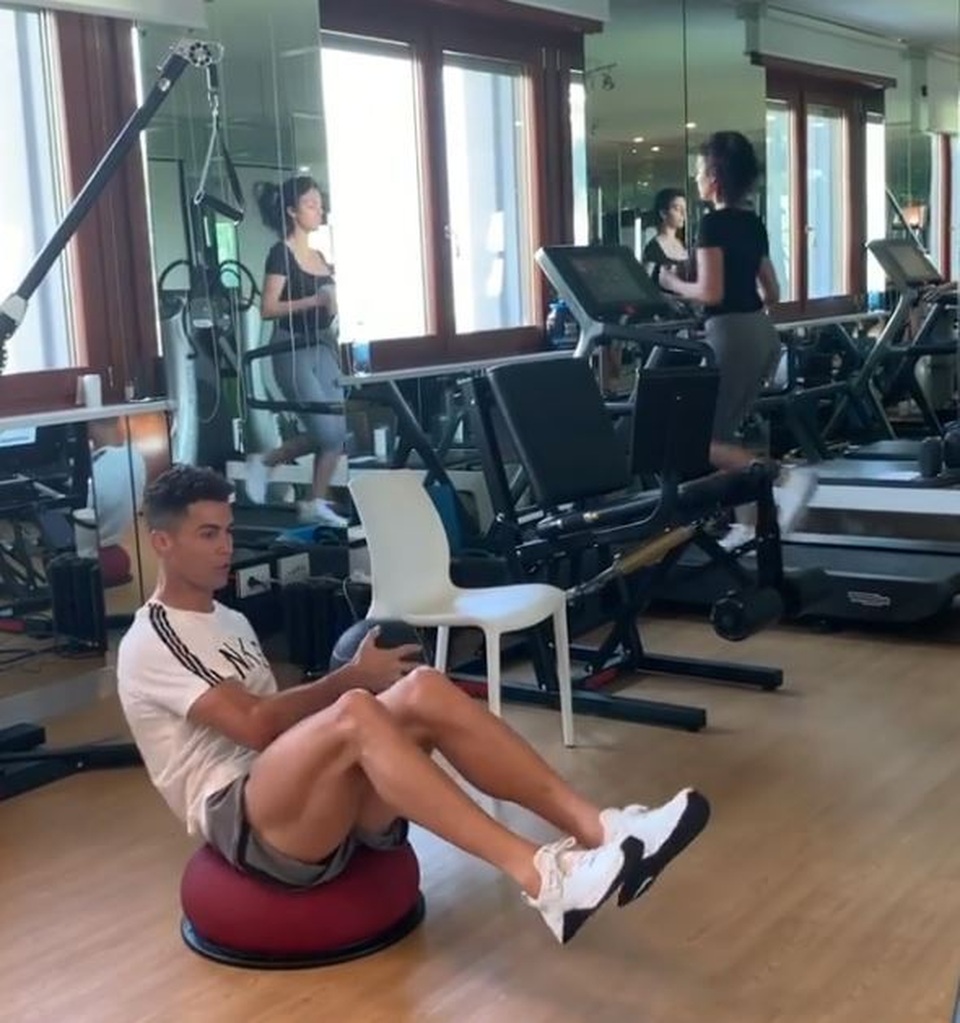Cận cảnh tổ ấm sang chảnh nơi C.Ronaldo đang tự cách ly - 4 Cận cảnh tổ ấm sang chảnh nơi C.Ronaldo đang tự cách ly - 4