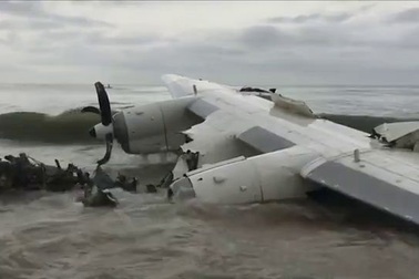 Máy bay chở hàng cho quân đội Pháp rơi xuống biển, ít nhất 4 người chết