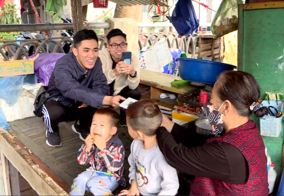 9x trở thành TikToker nổi tiếng nhờ làm video nhân văn về người lao động - 3 9x trở thành TikToker nổi tiếng nhờ làm video nhân văn về người lao động - 3