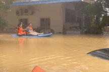 Cư dân Thái Nguyên chèo sup cứu nhau, mời người lạ tới nhà tránh lũ