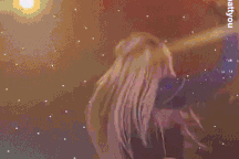 Nữ ca sĩ bị... tát khi đang biểu diễn, cách phản ứng khiến fan thán phục