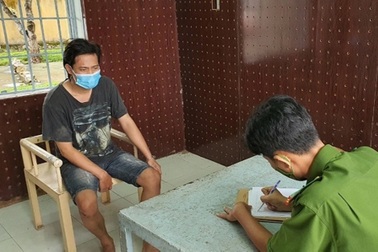 Bất chấp giãn cách, nam thanh niên vẫn quyết trèo rào vào nhà bạn gái