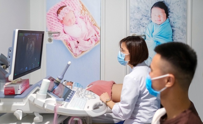 ThS, BS Trịnh Thị Thúy đang thăm khám cho một bệnh nhân.