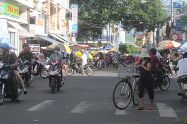 Dàn cảnh vây CSGT để giải cứu người vi phạm