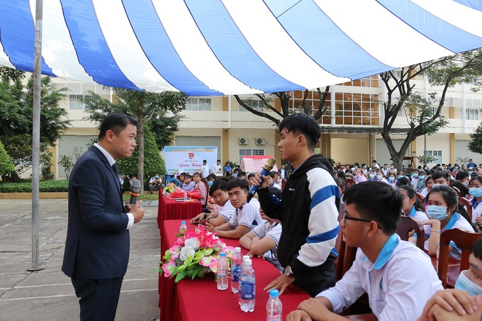 Hàng trăm bạn trẻ tỉnh Tiền Giang hào hứng với hành trang khởi nghiệp thời đại 4.0 - Ảnh 1.