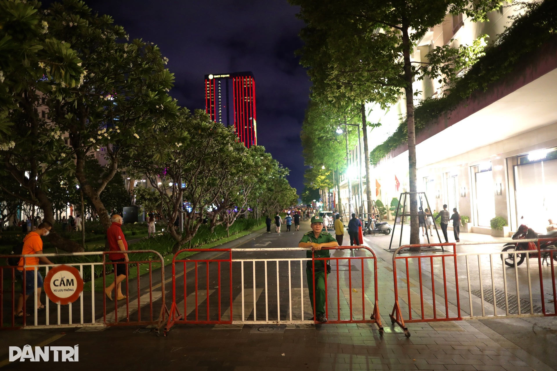 Biển người đổ về trung tâm TPHCM xem pháo hoa - 11 Biển người đổ về trung tâm TPHCM xem pháo hoa - 11