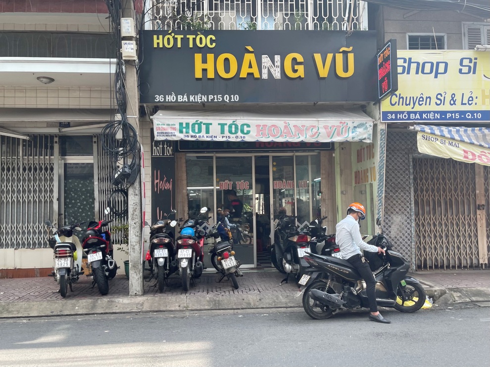 Tiệm sửa xe ở TPHCM bỏ túi vài triệu đồng trong buổi sáng đầu tiên mở cửa - 2 Tiệm sửa xe ở TPHCM bỏ túi vài triệu đồng trong buổi sáng đầu tiên mở cửa - 2