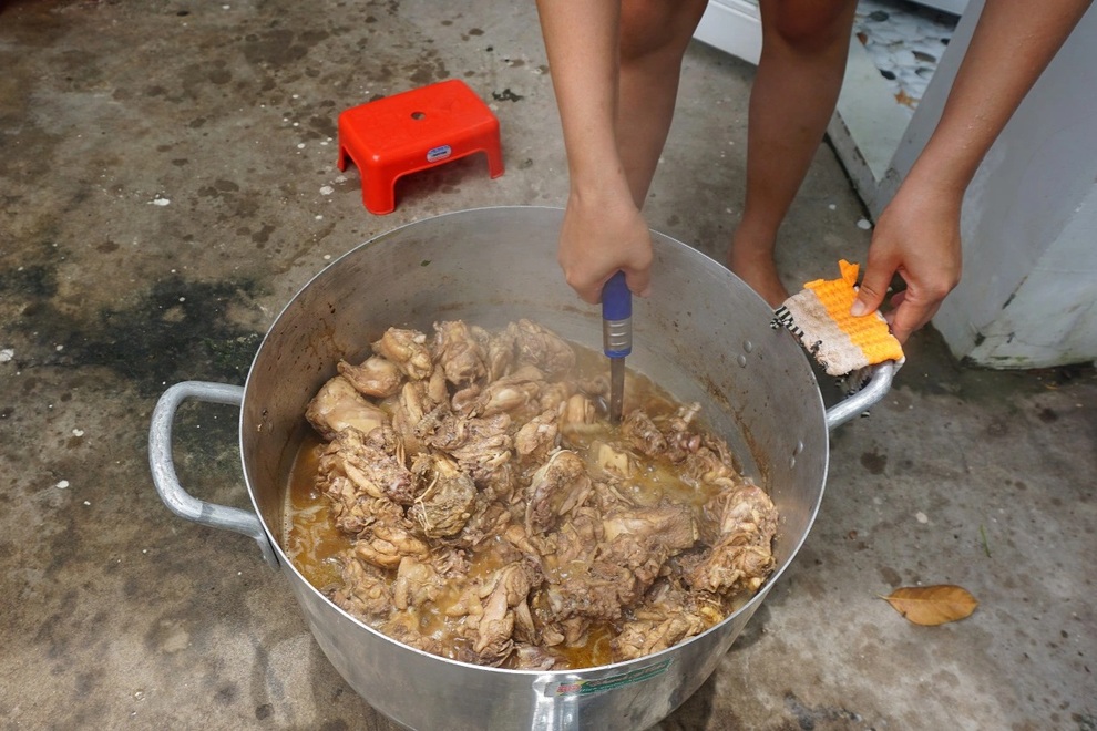 Vợ chồng 9X mỗi ngày nấu hơn trăm suất cơm miễn phí cho người vô gia cư - 2 Vợ chồng 9X mỗi ngày nấu hơn trăm suất cơm miễn phí cho người vô gia cư - 2